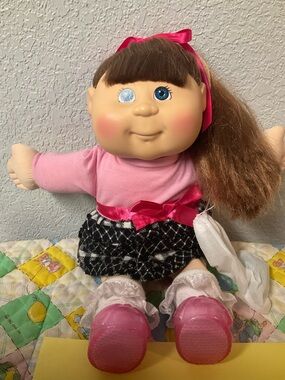 Cabbage Patch Kid Girl Brown Cornsilk Hair Blue Eyes Jazwares JZ-82K Vietnam